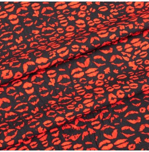 Tissu-crêpe-viscose-noir-motif-rouge