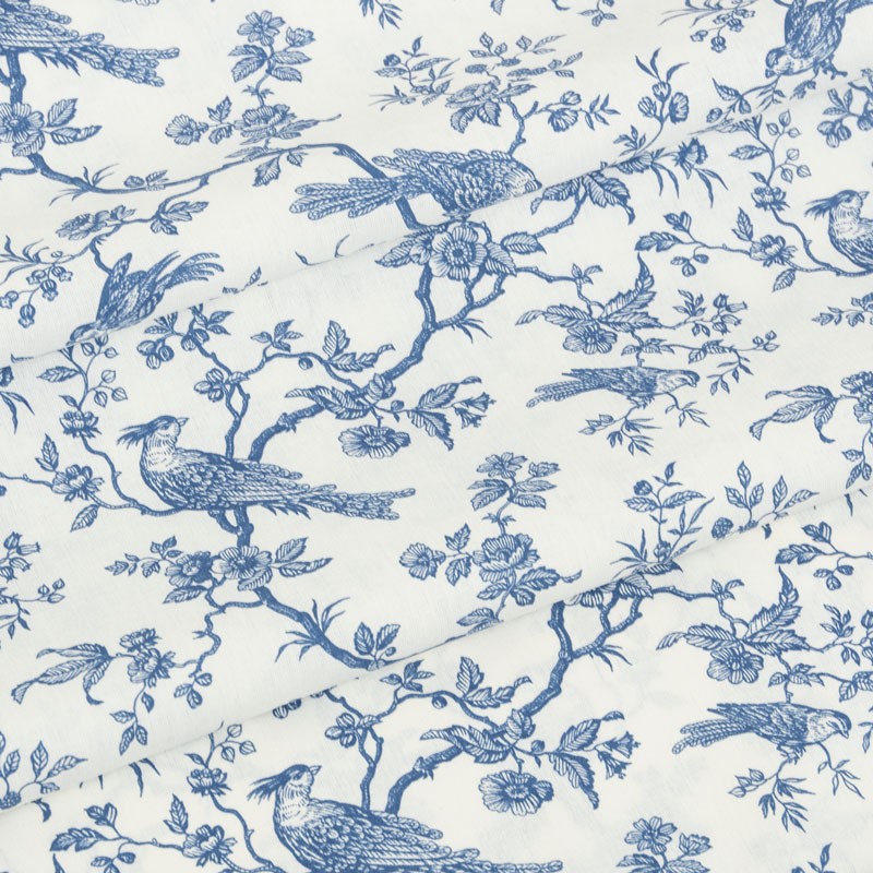 Katoenen-stof-gebroken-wit-met-blauwe-vogels-op-280-cm-breedte