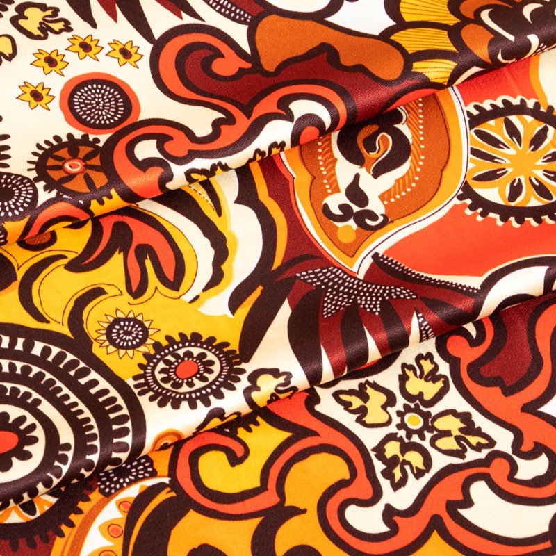 Gesatineerde-viscose-stof-met-oranje-abstracte-print