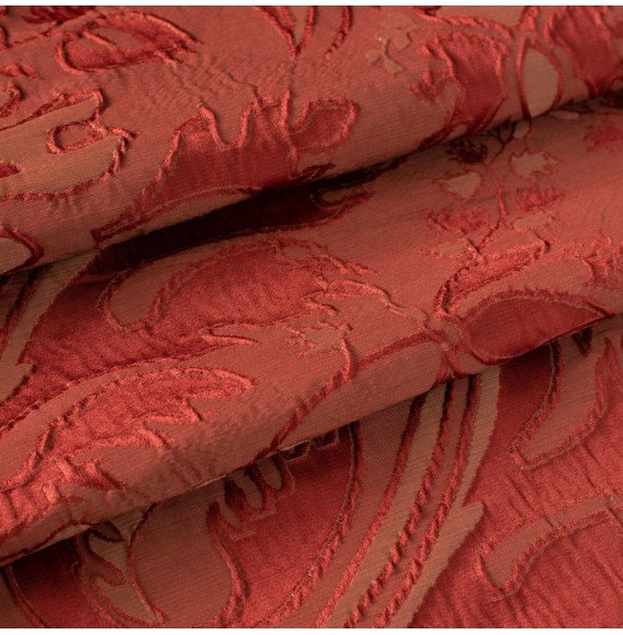Jacquard-stof-van-katoen-en-zijde-amarant-rood-met-plantenmotief
