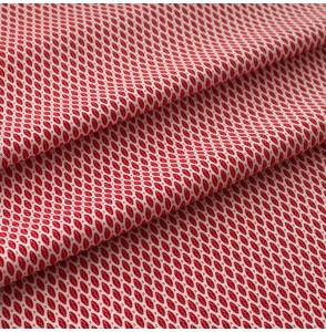 Tissu-ameublement-non-feu-petit-motif-rouge-sur-fond-blanc