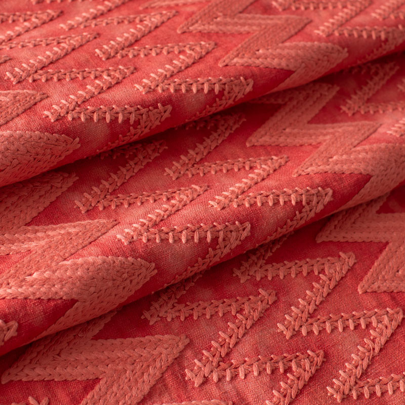 Rood-gewassen-linnen-geometrisch-geborduurde-meubelstof