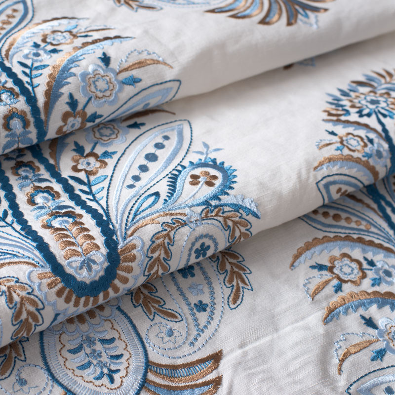 Tissu-ameublement-brodé-lin-coton-motif-cachemire-bleu