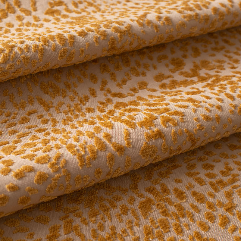 Tissu-ameublement-velours-chenille-ocre-motif-aspect-léopard