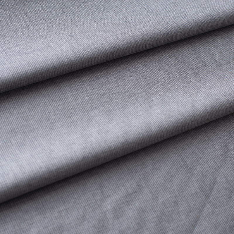 Tissu-laine-vierge-haut-de-gamme-fluide-gris-clair-finement-rayé