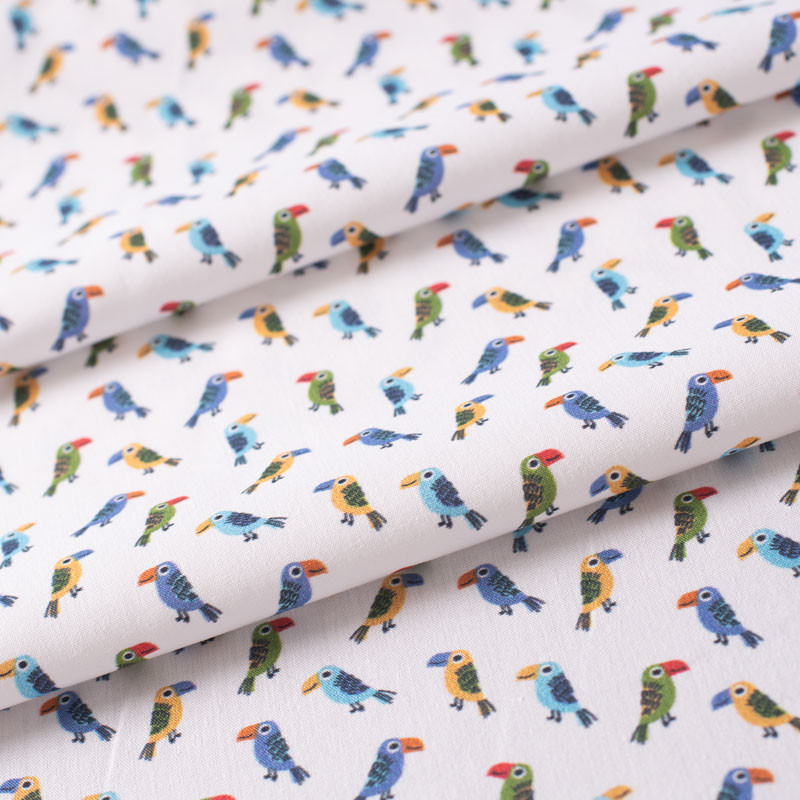 Katoenen-stof-wit-met-mini-papegaai-multicolor