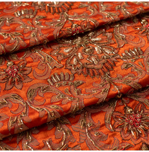 Jacquard-stof-oranje-met-handgeborduurde-parels