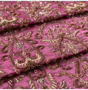 Jacquard-stof-violet-met-handgeborduurde-parels
