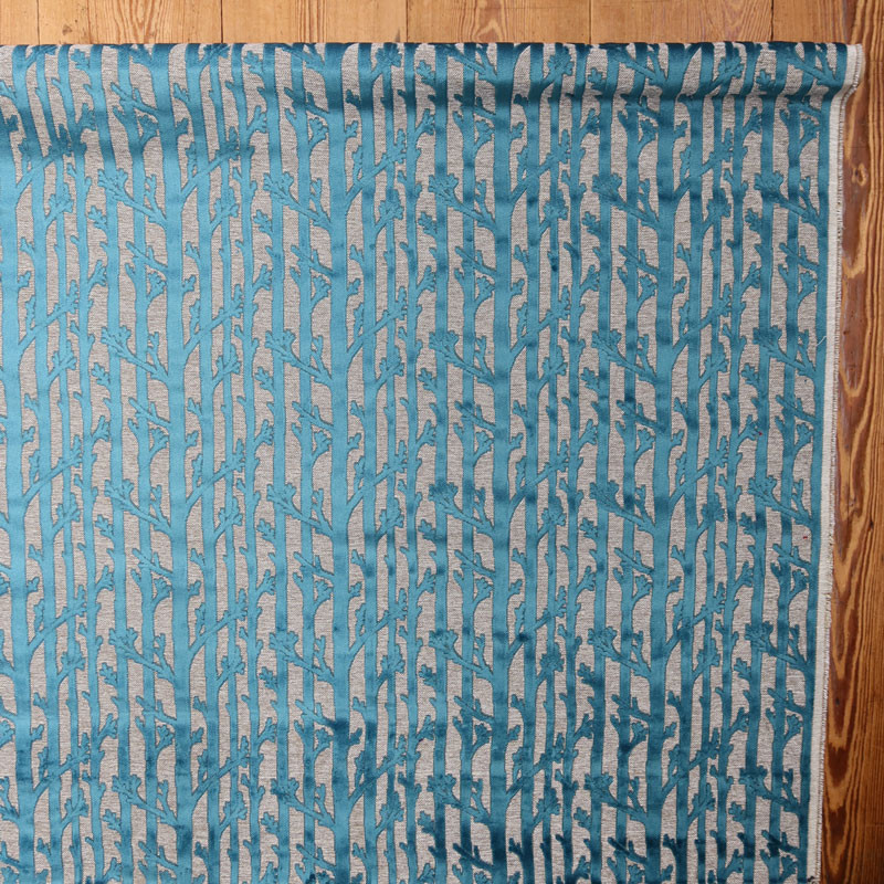 Coupon-1m10-fluweel-voor-zetelbekleding-met-boommotief-blauwe-eemd