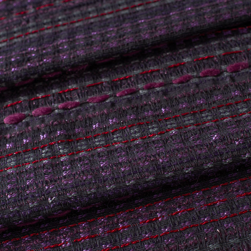 Tissu-tweed-de-haute-couture-tissé-en-France-mauve-sur-fond-noir
